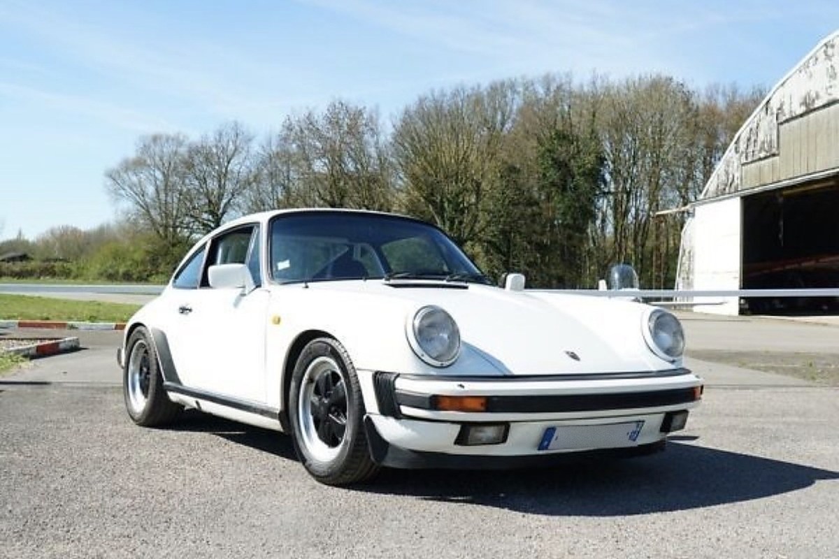 Porsche 911 Carrera 3.2 blanche, trois-quarts avant